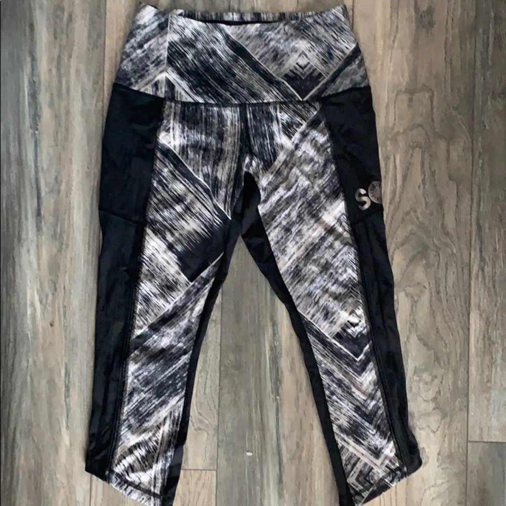 SoulCycle Screened Lululemon Capri w/ mesh sides